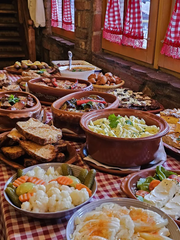 Bogata trpeza domaćih jela u glinenim posudama