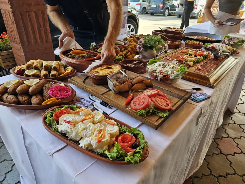 Svečana trpeza na otvorenom - plate, salate i topla jela