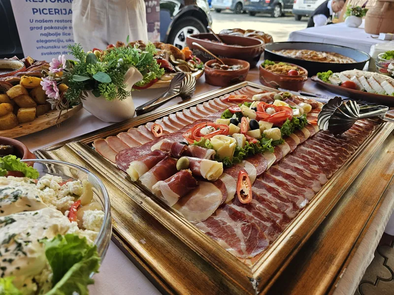 Plata suhomesnatih delicija i sireva