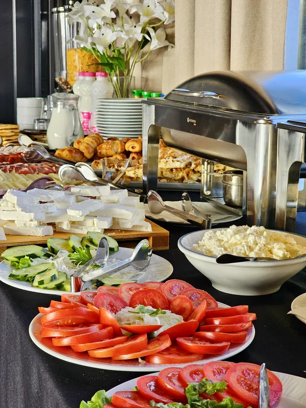 Doručak - sirevi, svježe salate i topla jela