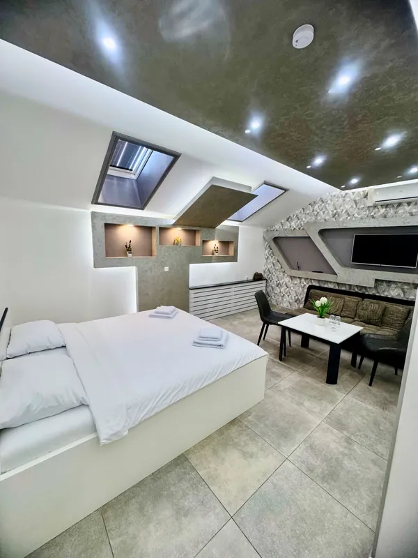 Apartman - krevet, sjedeća garnitura i TV