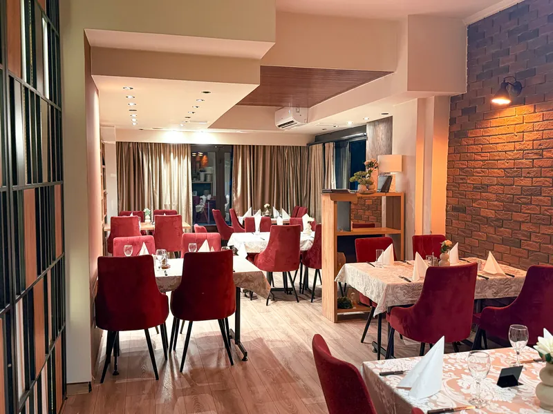 Unutrašnjost restorana uz ciglani zid