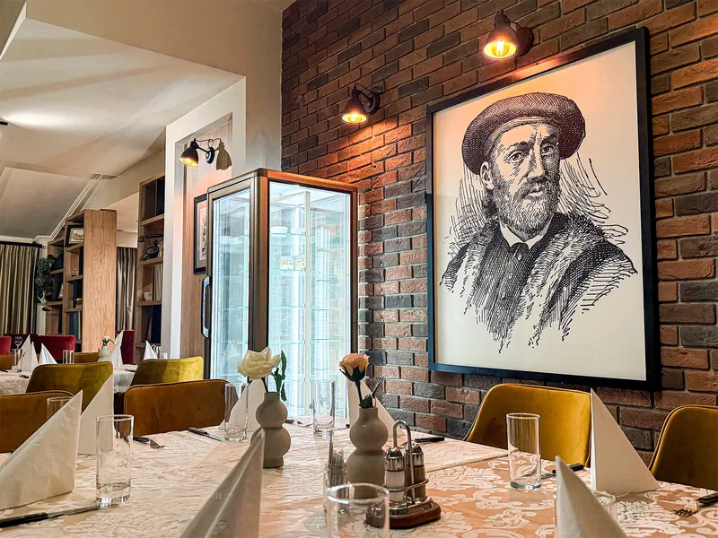 Sala s portretom Marka Pola na ciglanom zidu
