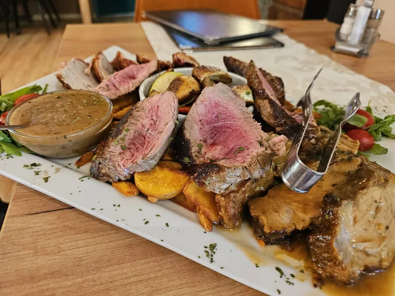 Biftek sa roštilja, pomfritom i prilogom
