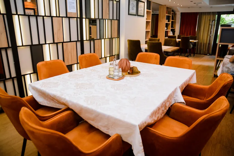 Salon za veće društvo - narandžaste fotelje